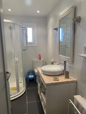 Shower, hair dryer, towels, soap - HOUSE WITH SWIMMING POOL IN CATALONIA (ARAMUNT)