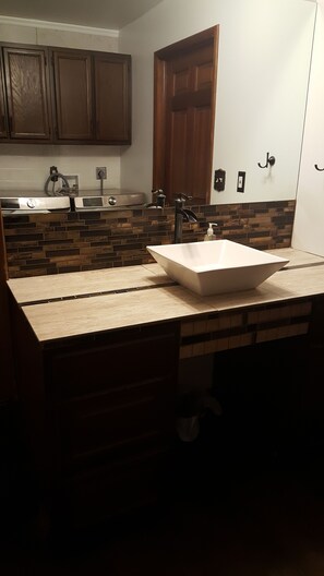 Suihkun ja ammeen yhdistelmä, hiustenkuivaaja, pyyhkeet