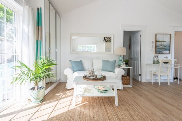 TV - One bedroom fully equipped Mahone Bay luxury cottage (Mahone Bay)