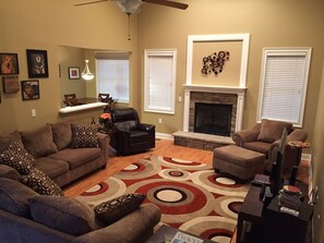 TV, lettore DVD, libri, videoteca