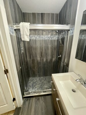 Regadera, toallas, jabón, papel de baño 
