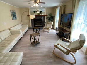 TV, fireplace, video games, foosball - Private and Heated pool Hot tub, sauna, game room, swing Sat. (Blakeslee)