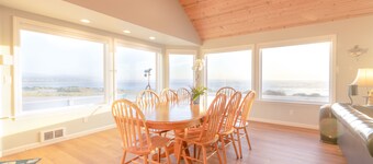 Beach and Bay Views, Family Friendly, Immaculate, Chef's Kitchen, Beach Front