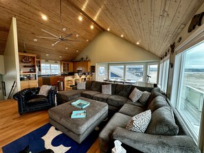 Smart TV, fireplace, video games, DVD player - Beach and Bay Views, Family Friendly, Immaculate, Chef's Kitchen, Beach Front (Waldport)