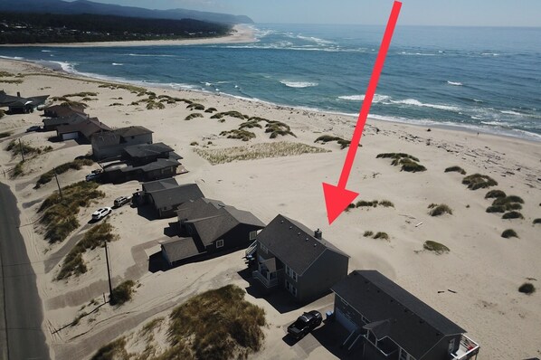 En la playa, camastros y toallas de playa 