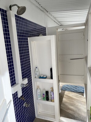 Kombinert dusj/badekar, hårføner, håndklær og såpe