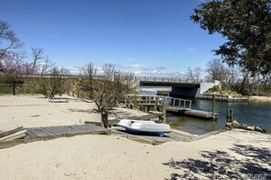 På stranden, solsenger og strandhåndklær