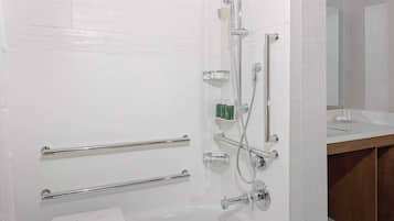 Un bagno moderno con una vasca, una doccia con soffione a mano e un lavabo con specchio.