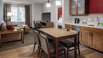 1 dormitorio, tabla de planchar con plancha, ropa de cama