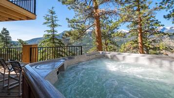 House, 5 Bedrooms | Outdoor spa tub