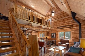 Een smart-tv, een open haard, boeken en een stereo