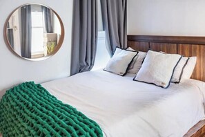 2 bedrooms, iron/ironing board, free WiFi, bed sheets - 2 En Suite Baths - Book Your Holiday Now! Walk to the Best neighborhoods! (SF)