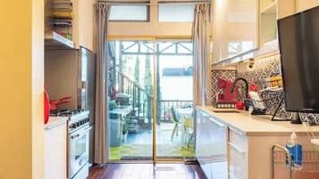 Fridge, microwave, oven, coffee/tea maker