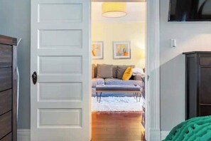 TV - 2 En Suite Baths - Book Your Holiday Now! Walk to the Best neighborhoods! (SF)