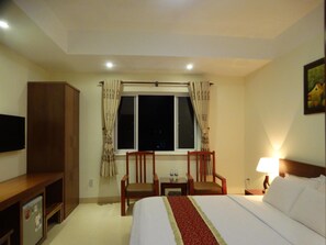 Minibar, desk, laptop workspace, free WiFi - Hoa Vinh Hotel (Ho Chi Minh City)