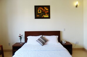 Minibar, desk, laptop workspace, free WiFi - Hoa Vinh Hotel (Ho Chi Minh City)