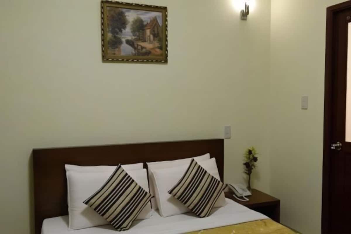 Minibar, desk, laptop workspace, free WiFi