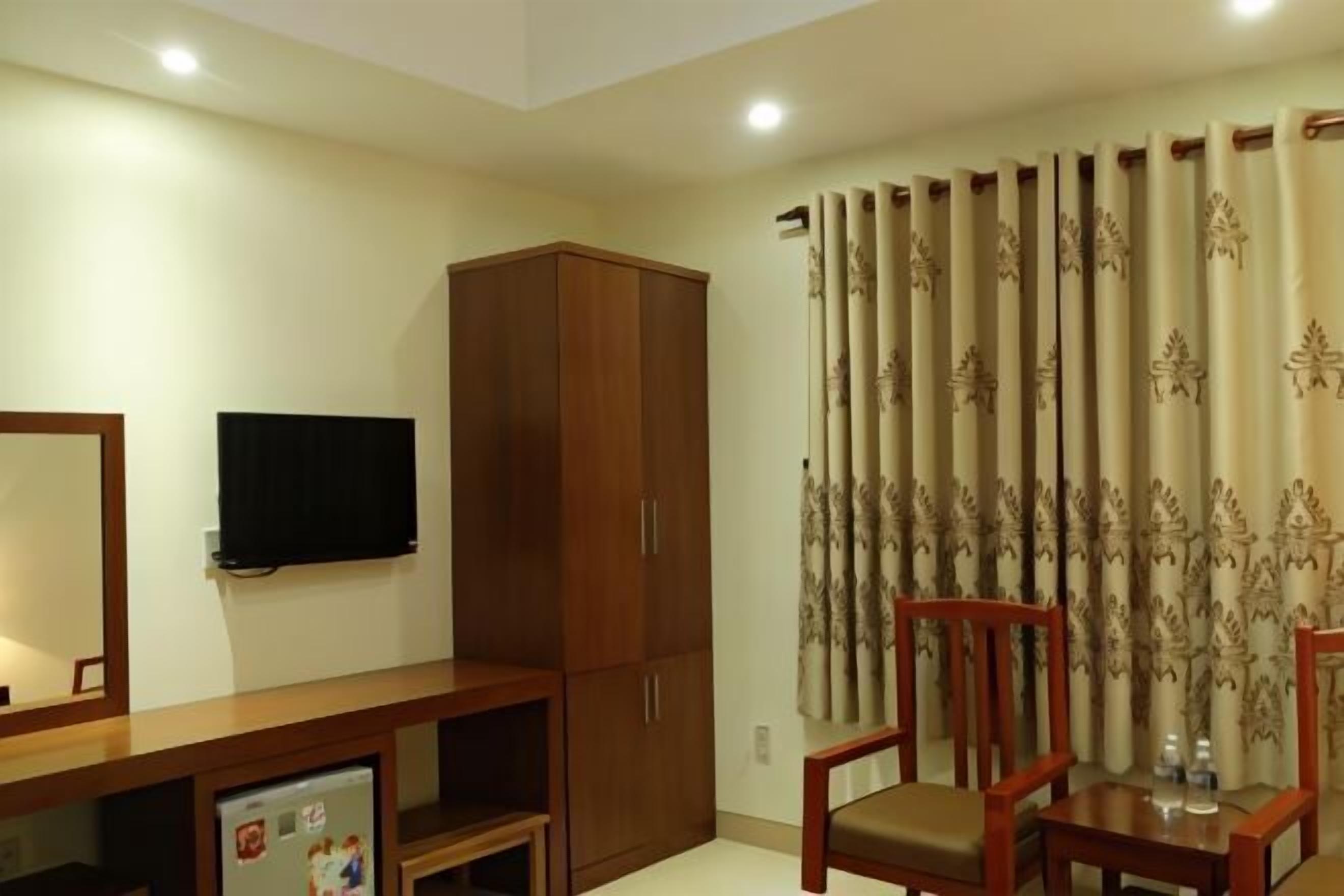 Minibar, desk, laptop workspace, free WiFi