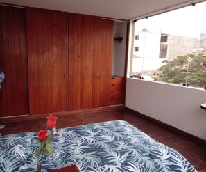 Laptop workspace, free WiFi, bed sheets - Sucexco (Lima)