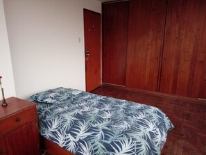 Espacio para trabajar con un portátil, wifi gratis, ropa de cama