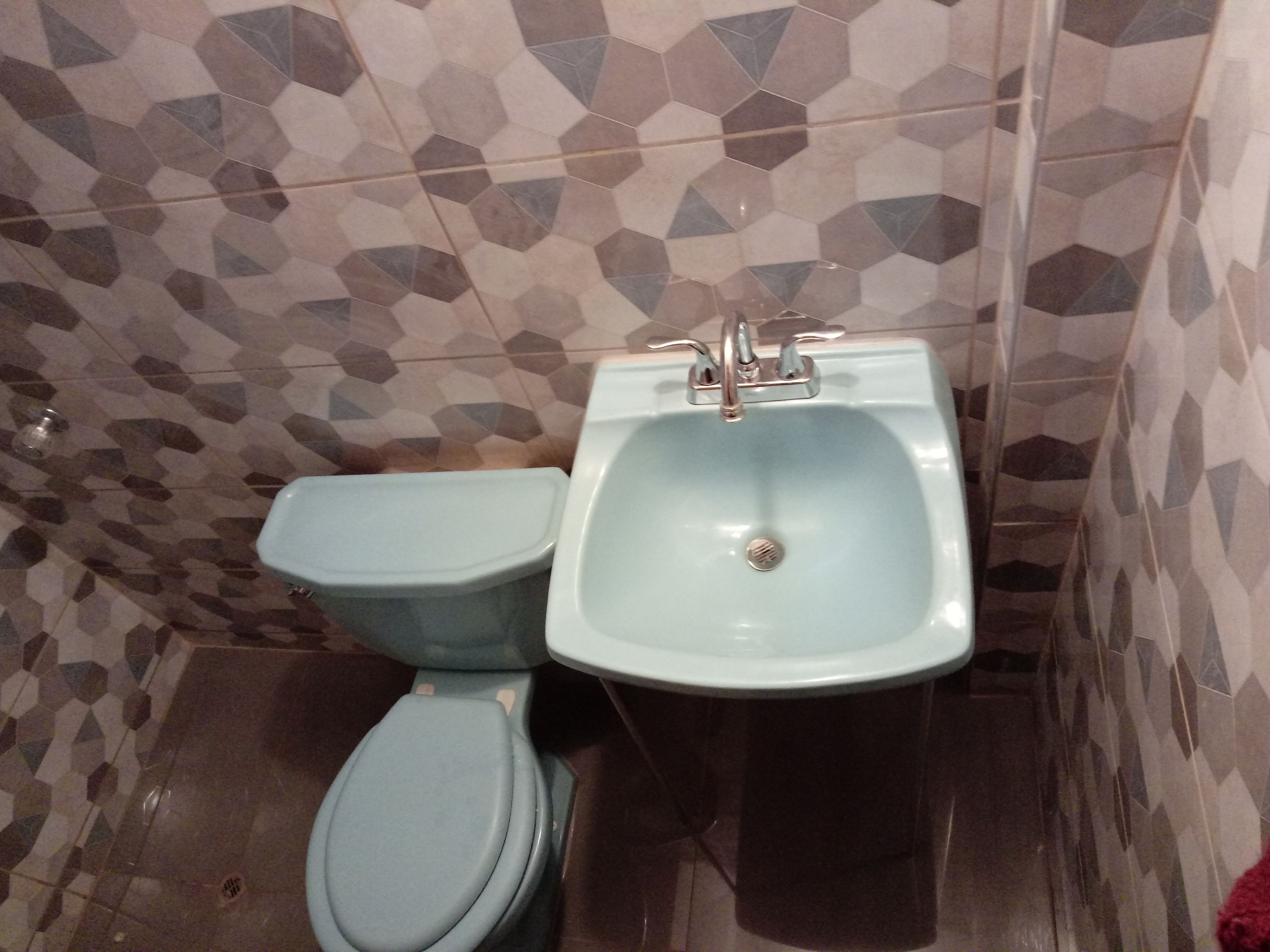 Un bagno con il water e un lavabo su piedistallo.