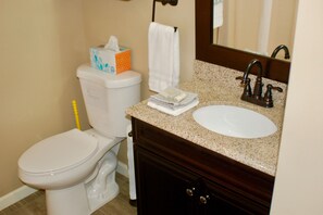 Kombination af bruser/badekar, hårtørrer, håndklæder, Sæbe