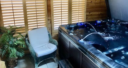 Denver Blue Bear Den: Private 3 Bedroom DTC Apartment & New Cedar Spa Room!
