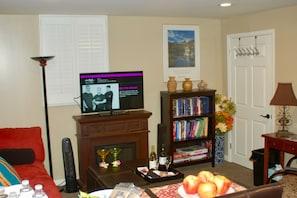 TV connectée, cheminée, livres