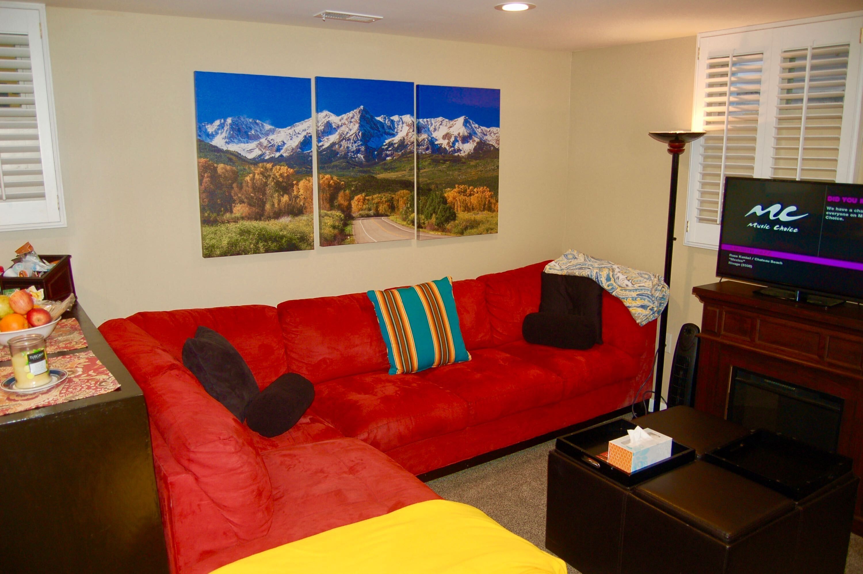 Smart TV, lareira, livros