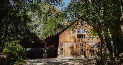 A bespoke romantic retreat in the heart of the high country, breakfast included.