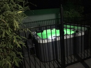 Bañera de hidromasaje al aire libre