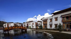 Exterior detail - Evergrande Hotel Nyingchi (Nyingtri)