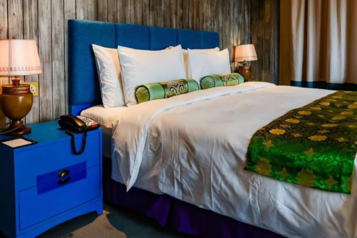 Quarto casal clássico, vista para o jardim | Roupas de cama premium, edredons de pluma, cofres nos quartos