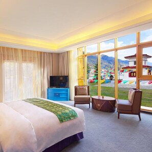 Elite-sviitti, jokinäköala | Ylelliset vuodevaatteet, untuvapeitot, tallelokero huoneessa, työpöytä