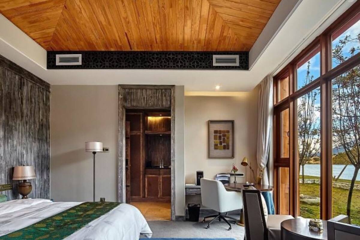 Elite tweepersoonskamer, uitzicht op rivier | Luxe beddengoed, donzen dekbedden, een kluis op de kamer, een bureau