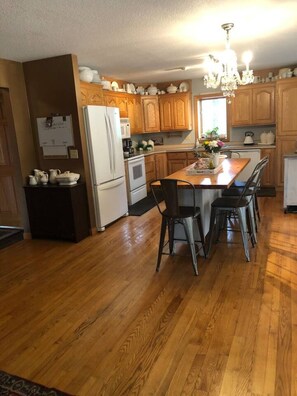 Køleskab, mikrobølgeovn, ovn, kogeplade