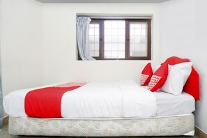 Desk, free WiFi, bed sheets - OYO 1196 Hotel Pura Puspa Rosa (Depok)