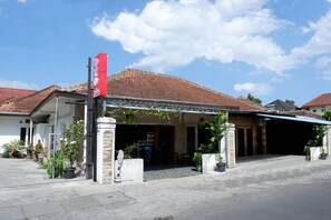 Exterior - OYO 1196 Hotel Pura Puspa Rosa (Depok)