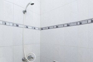 Standaard eenpersoonskamer | Badkamer | Een douche, handdoeken