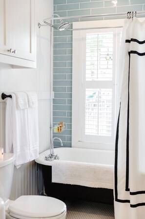 Hair dryer, towels, soap, shampoo - Almost Heaven Cottage (Garland)