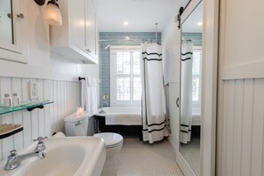 Haartrockner, Handtücher, Seife, Shampoo