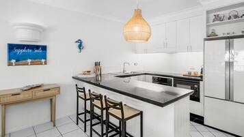 Full-sized fridge, microwave, oven, stovetop