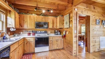 Cabin, 2 Bedrooms | Private kitchen