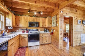 Cabaña, 2 habitaciones | Cocina privada | Refrigerador, horno, parrilla de estufa y cafetera y tetera