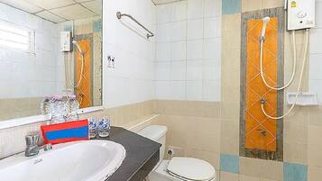 Chambre Double Standard | Salle de bain | Douche, serviettes fournies