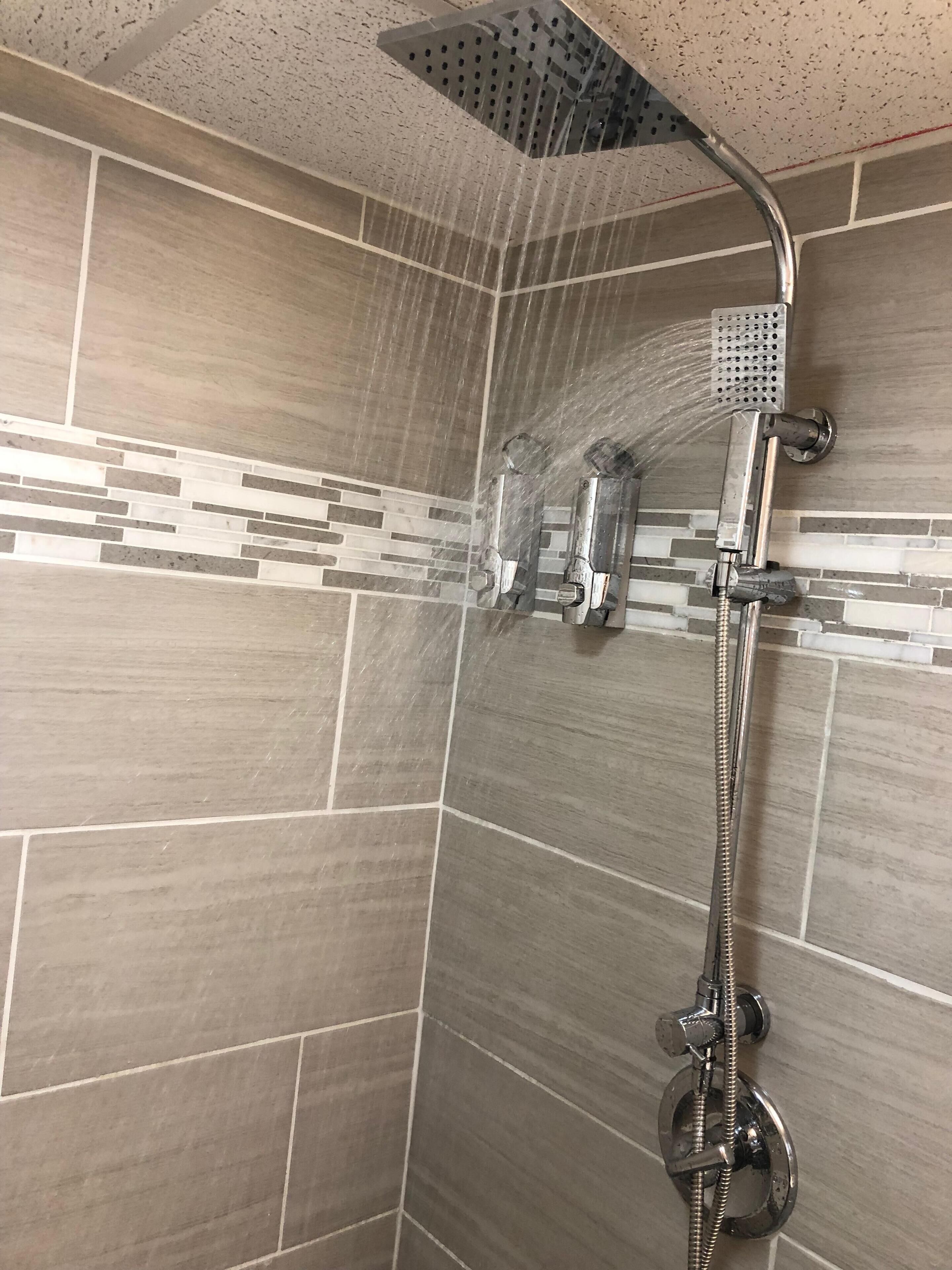 Baignoire, séchoir à cheveux, serviettes fournies, savon