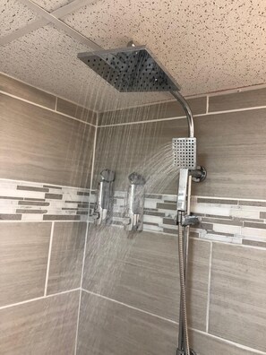 Bathtub, hair dryer, towels, soap - Spacious and Modern One Bedroom Apartment (Portland)
