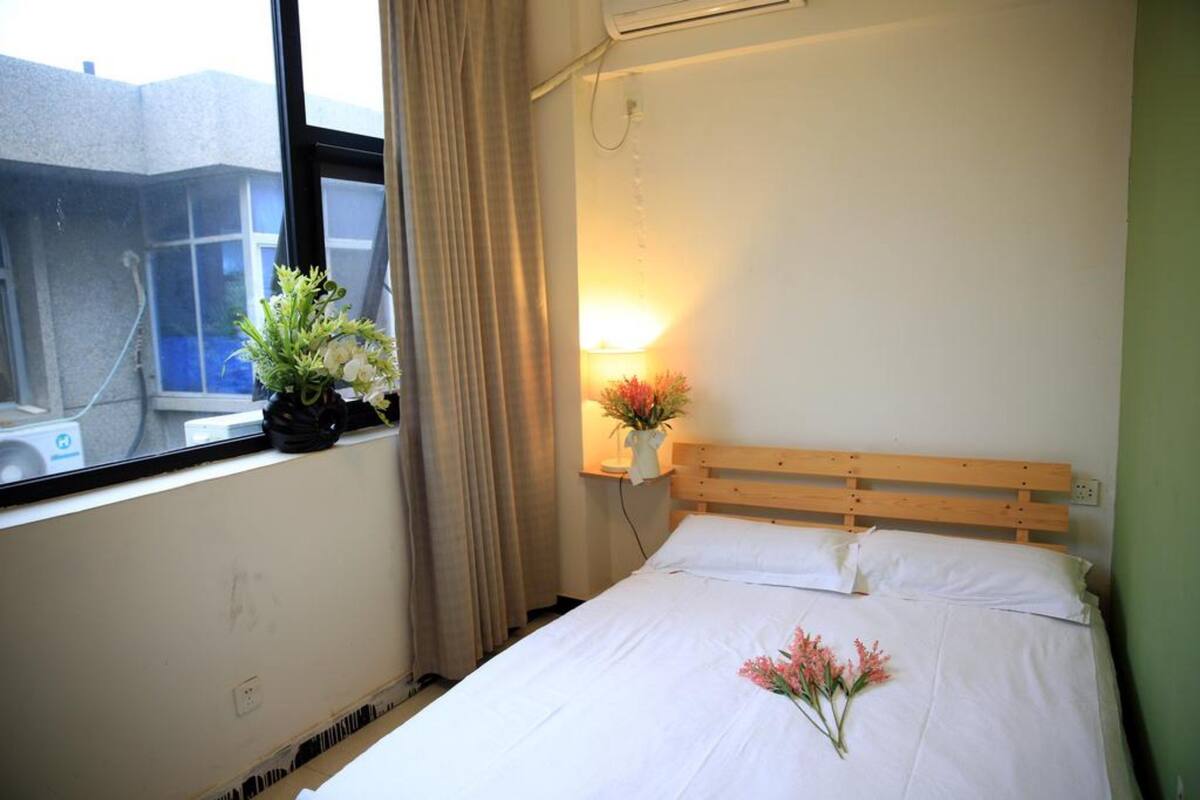 Blackout curtains, free WiFi