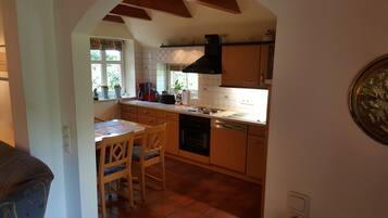 Frigorífico, microondas, horno y lavavajillas