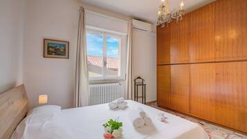 2 makuuhuonetta, silitysrauta/-lauta, ilmainen Wi-Fi, vuodevaatteet